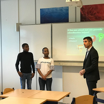 Staatssecretaris Blokhuis geeft een gastles op het Buitenhout College